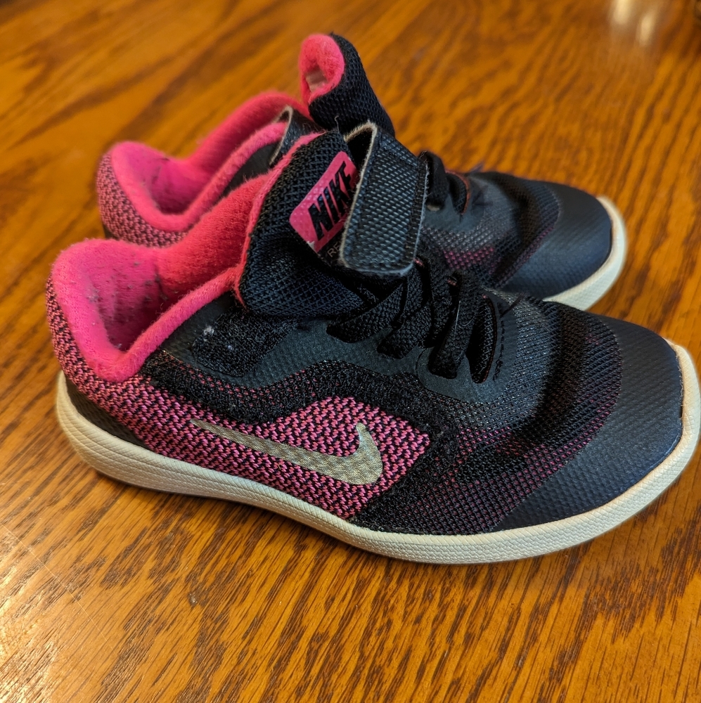 Girls Nike Revolution 3 shoe